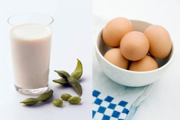 Tuy nhiên, các nhà khoa học khẳng định chất ức chế trypsin sẽ mất hơn 90% hoạt tính nếu đun sôi trong vòng 10 phút. Lúc này, sữa đậu nành hoàn toàn có thể kết hợp với trứng mà không lo ảnh hưởng đến quá trình hấp thụ protein. Ảnh: Internet.