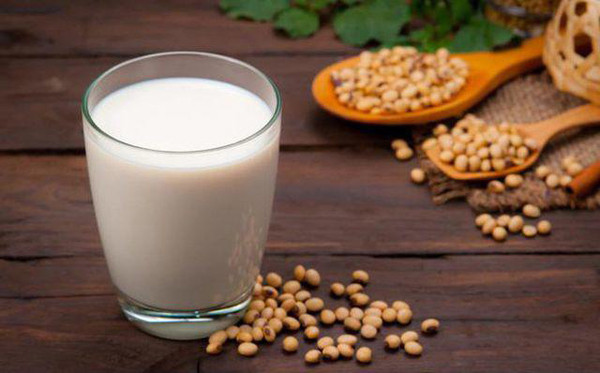 Aflatoxin là độc tố vi nấm sản sinh tự nhiên bởi một số loài Aspergillus. Chúng dễ sinh sản ở nhiệt độ 20-30C, độ ẩm 80-100%. Dù vậy, đậu nành không phải nguyên liệu “yêu thích” của Aspergillus. Chúng thường sinh sôi ở lạc, ngô, gạo, quả hạch và hạt có dầu.