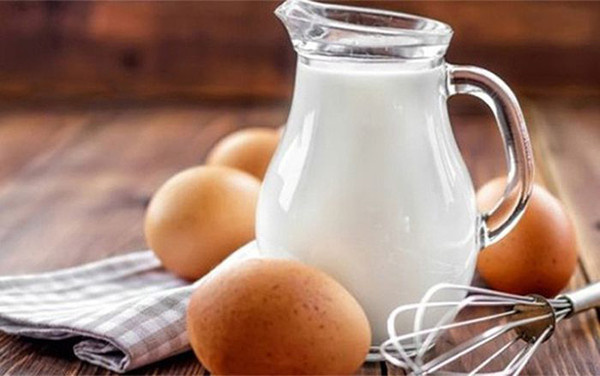 Đậu nành không ăn cùng trứng luộc. Trứng luộc giàu protein. Trong khi đó, sữa đậu nành sống có chất ức chế men trypsin. Khi ăn với sữa đậu nành, lòng trắng trứng kết hợp với men trypsin có trong sữa đậu nành sẽ tạo thành hợp chất kết tủa làm cơ thể khó hấp thu.