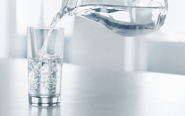 Uống một ly nước lúc mệt mỏi để tăng cường sức mạnh não bộ. 75% thành phần não bộ là nước nên uống nước sẽ mang lại tác dụng giúp não hoạt động tốt hơn. Bạn cảm nhận tác dụng này rõ rệt nhất khi uống một ly nước lúc mệt mỏi vì công việc.
