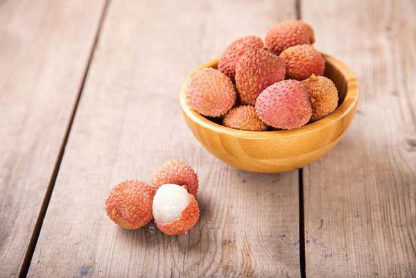Khi đói. Đây là một trong những thời điểm tuyệt đối không nên ăn vải. Nguyên nhân bởi ăn vải khi đói sẽ khiến cơ thể nạp nhiều đường trong thời gian ngắn. Điều này dễ gây say với các triệu chứng hoa mắt, chóng mặt, buồn nôn, chân tay bủn rủn. Để tốt cho sức khỏe, thời điểm tốt nhất để ăn vải là sau bữa cơm, bởi lúc này cơ thể đã tích lũy đủ lượng nước muối qua thức ăn nên không sợ say, nóng.