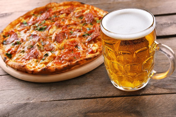 Bia pizza. Loại bia độc dị này là sự kết hợp hoàn hảo giữa bia và bánh pizza. Quá trình sản xuất, người ta sẽ dùng một chiếc bánh pizza cho vào túi lọc, nhúng vào bia. Khi bánh ngấm, hương vị của nó sẽ nhanh chóng hòa quyện với bia, tạo nên thức uống tuyệt vời.