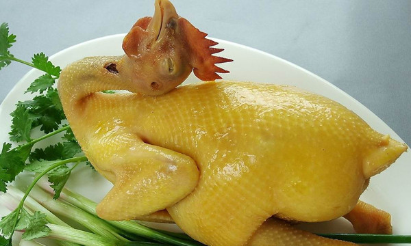 Bộ phận độc hại ở gà - Đầu. Gà dùng mỏ để mổ thức ăn trên nền đất, điều này khiến chúng vô tình ăn phải kim loại nặng có hại. Đây cũng là lý do khiến gà càng già thì đầu gà càng độc.