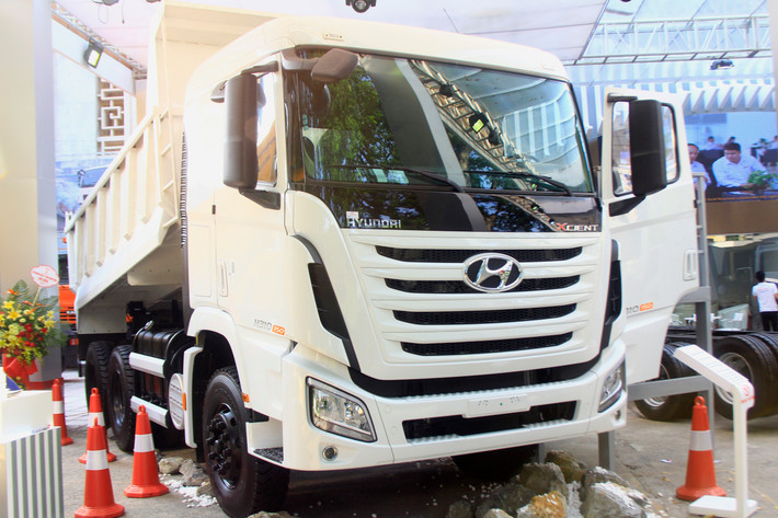  Hyundai Xcient 2016 là một chiếc xe tải thế hệ mới của Hyundai, chiếc xe tải 4 chân, với 4 bánh trước có thể chuyển hướng cùng lúc, tải trọng từ 10 đến 20 tấn được hãng đem tới giới thiệu tại Triển lãm ôtô Việt Nam 2016 cách đây không lâu.