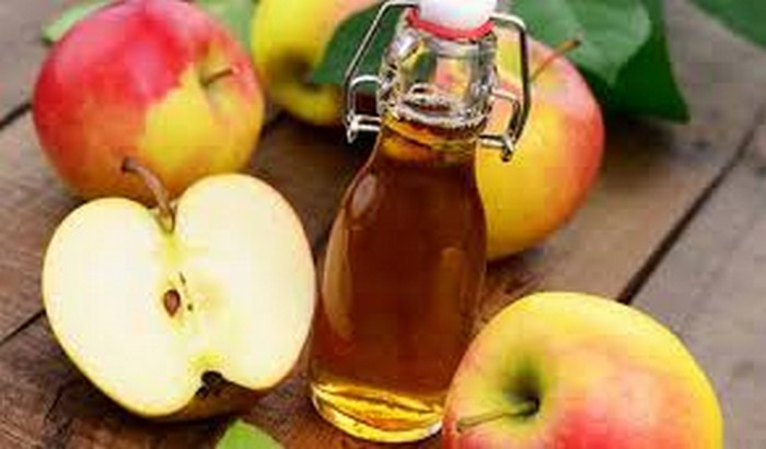 Giấm táo. Dùng một miếng bông gòn thấm đều dung dịch giấm táo, sau đó đắp lên nốt mụn cóc và dùng băng cá nhân băng lại. Mỗi ngày bạn áp dụng 2 lần, sau 7 ngày, nốt mụn sẽ biến mất, làn da mềm mại và căng mịn hơn. Ảnh: Tinybook.