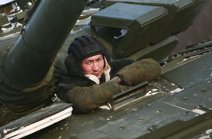 Một binh sĩ tăng thiết giáp Nga với chiếc T-72B3 của mình, khóa huấn luyện tại Khabarovsk sẽ kéo dài cho đến tháng 12 hoặc lâu hơn tùy thuộc vào mỗi nhóm binh sĩ được đào tạo.