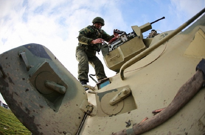 Trong ảnh là một lính thủy đánh bộ Nga đang thay đạn cho một chiếc BTR-80A trong một đợt tập trận phòng thủ tại khu vực vùng Biển Baltic.
