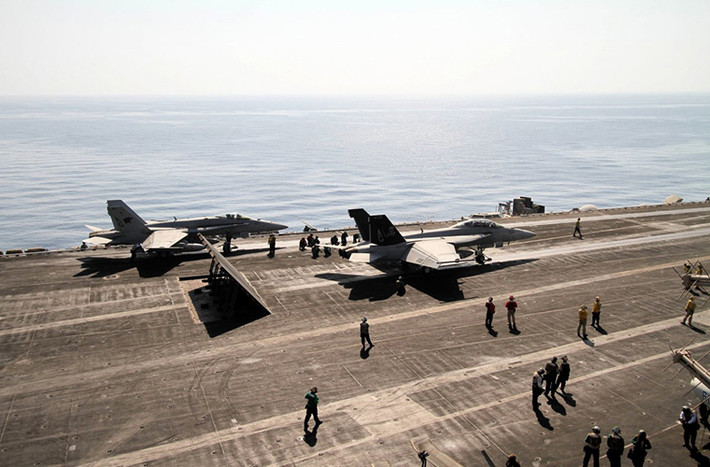 Hình ảnh những chiếc tiêm kích trên hạm F/A-18E/F Super Hornet chuẩn bị cất cánh trên tàu sân bay USS Eisenhower trên Vịnh Ba Tư.
