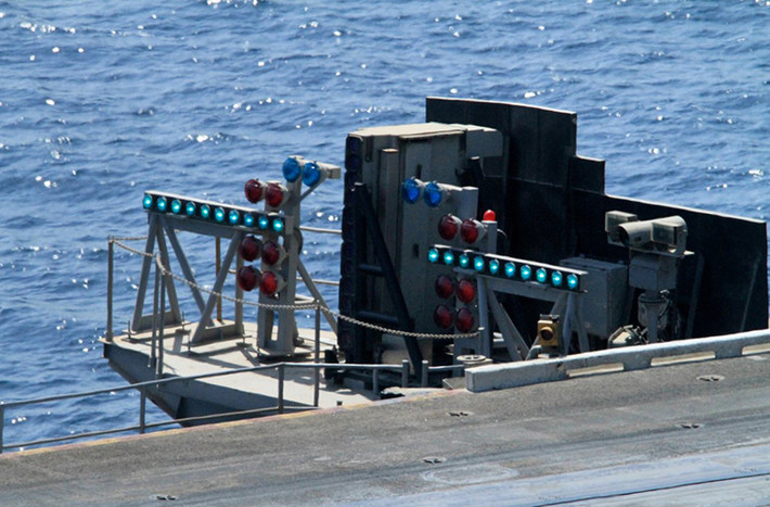 Hệ thống đèn tín hiệu thông báo dành cho cất hạ cánh trên tàu USS Eisenhower.