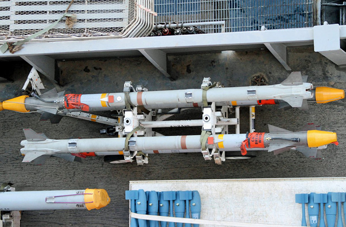 Bên cạnh chúng là các tên lửa không đối không tầm ngắn AIM-9 Sidewinder.