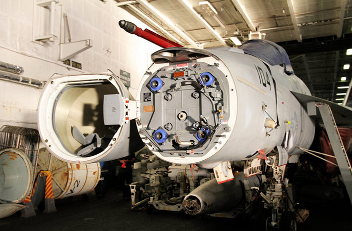 Một chiếc F/A-18E/F đang trong quá trình bảo dưỡng với phần radar đã được tháo ra khỏi mũi máy bay.