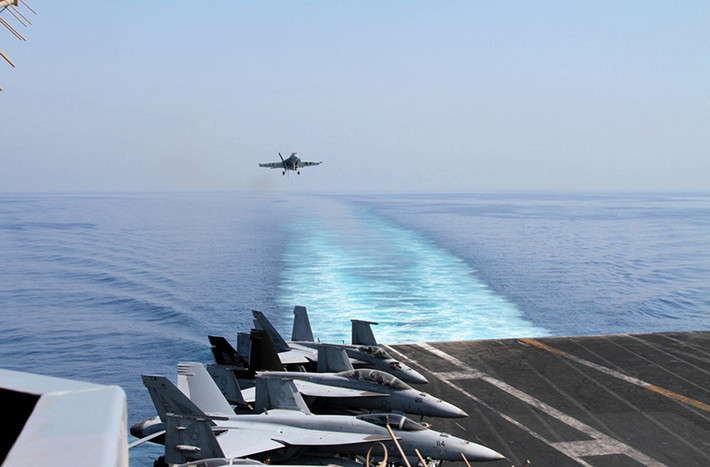 Tàu sân bay nguyên tử lớp Nimitz và những chiếc F/A-18E/F luôn được xem là cánh tay vươn dài của Hải quân Mỹ khi chúng có thể được triển khai ở bất kỳ nơi đâu, chính điều này đã tạo nên sức mạnh trên biển của Mỹ trong suốt Chiến tranh Lạnh.