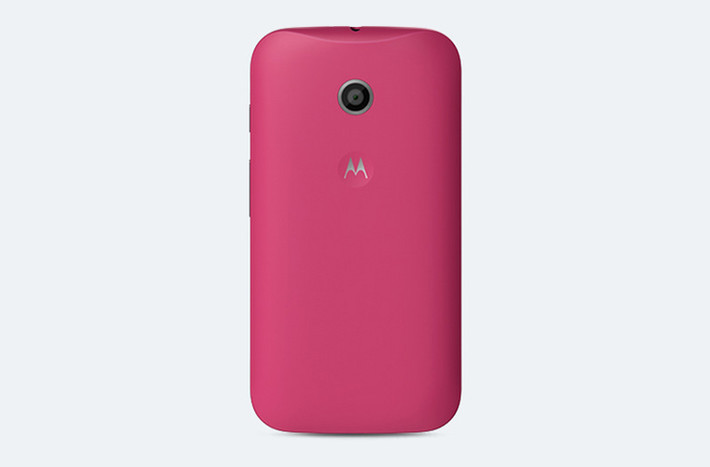 Motorola Moto E: Với giá tầm 4 triệu đồng, Moto E là một trong số ít các smartphone giá rẻ nhưng có cấu hình tốt đến từ một thương hiệu nổi tiếng. Nhưng để thay vỏ màu đen mặc định bằng vỏ màu hồng, bạn sẽ phải chi thêm phí 15 USD.