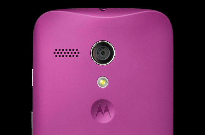 Motorola Moto G (2014): Moto G phiên bản 2014 mặc định có hai màu là đen hoặc trắng, nhưng nó có cả tùy chọn cá nhân bằng cách thay một bộ vỏ có nhiều màu sắc. Hơn nữa, đây còn là một chiếc smartphone có giá rất phải chăng (tầm 5 triệu đồng).