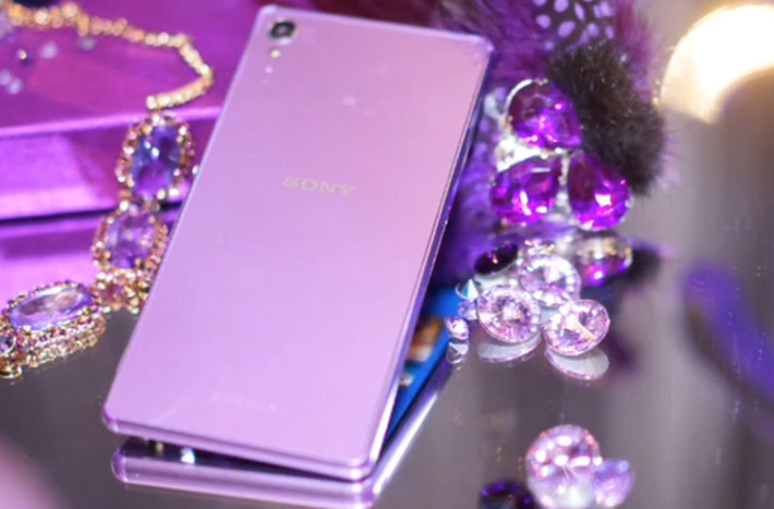 Sony Xperia Z3: Nếu chấp nhận sắc tím, thì đây là phiên bản Xperia Z3 Purple Diamond vừa được công bố tại Hồng Kông. Tuy không phải màu hồng, nhưng các quý cô vẫn sẽ thích nó như thường.