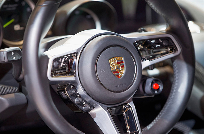Porsche 918 Spyder có 5 chế độ vận hành khác nhau được kích hoạt bằng núm điều khiển gắn trên vô-lăng.