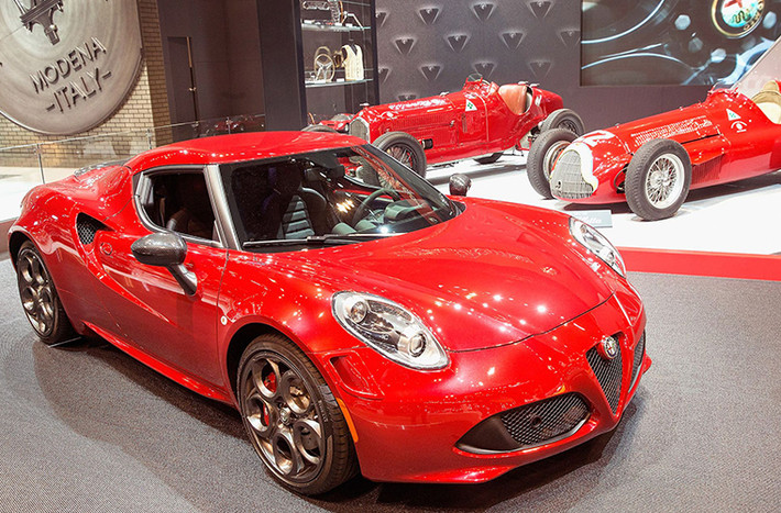 Chiếc Alfa Romeo 4C Launch Edition trông thật "oách" bên cạnh một vài chiếc xe đua cổ.