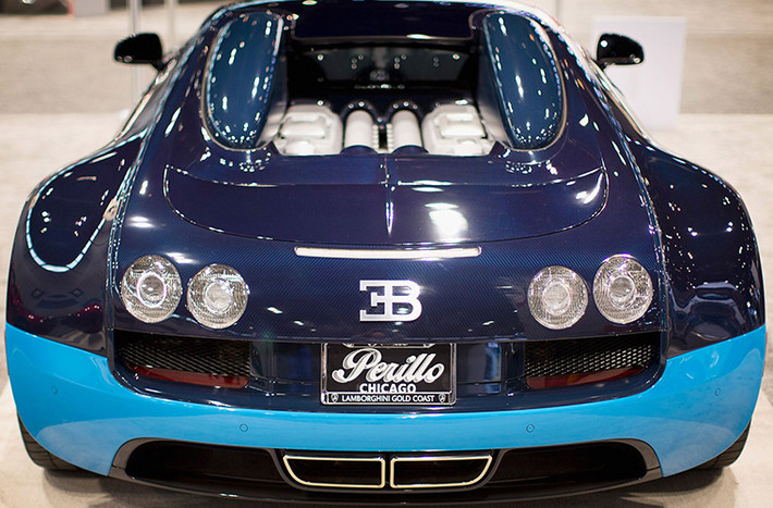 Mẫu Buggati Veyron 16.4 Grand Sport Vitesse với tốc độ kỷ lục 409km/h.
