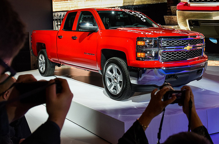 Chiếc bán tải "độ" Chevrolet Silverado Custom 2015 xuất hiện oai vệ trên sâu khấu tại triển lãm.