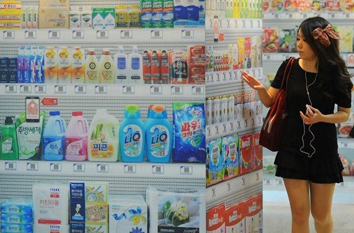Siêu thị mua sắm "ảo": Xuất hiện tại Hàn Quốc, siêu thị áp dụng " công nghệ viễn tưởng" này đặt các màn hình LCD trên kệ hàng, cho phép bạn chọn món hàng muốn mua trên màn hình và nó sẽ được đóng gói, đưa ra tận cửa để bạn mang về.