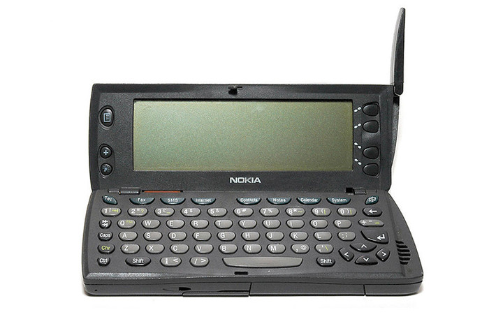 Nokia 9000 Communicator: Nokia phát hành "con thú" này vào năm 1996, nhằm đưa một chiếc điện thoại kiêm máy tính vào túi những ai có khả năng mua nó. Mẫu điện thoại có thể trao đổi email, lướt web, chỉnh sửa văn bản và bảng tính, quản lý sự kiện bằng lịch và nhiều hơn thế. Lúc phát hành, giá của nó không dưới 800 USD, tương đương 1.207 USD ngày nay.