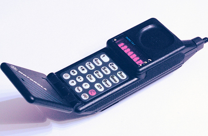 Motorola MicroTAC 9800X: Mẫu điện thoại mang tính cách tân này đã mở đường cho loại điện thoại nắp gập trỗi dậy. Bên cạnh đó, đây là chiếc điện thoại mỏng và nhẹ nhất vào thời điểm ra mắt năm 1989. Nó có tầm giá giữa 2.495 - 3.495 USD, lần lượt tương đương 4.763 USD và 6.672 USD ngày nay.