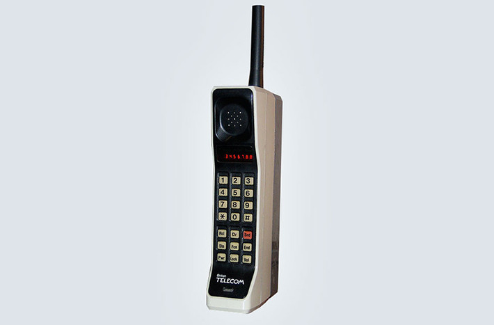 Motorola Dynatac 8000X: Ra mắt năm 1984, đây là chiếc điện thoại di động được thương mại hóa đầu tiên trên thế giới. Mặc dù trang bị pin có cỡ cục gạch, chiếc điện thoại có thể cho đến 30 phút đàm thoại hoặc 8 tiếng chờ. Giá lúc ra mắt là 3.995 USD, tương đương hơn 9.100 USD ngày nay.