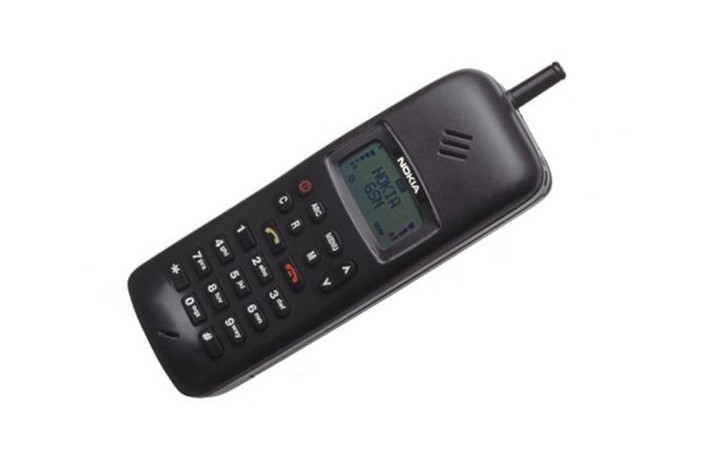 Nokia 1011: Còn được biết với tên gọi Mobira Cityman 2000, xuất hiện lần đầu vào năm 1992 và trở thành mẫu điện thoại GSM đầu tiên trên thế giới được sản xuất đại trà. Giá bán vào thời điểm ra mắt là 8.250 Mark Phần Lan, tương đương với 2.500 USD ngày nay.