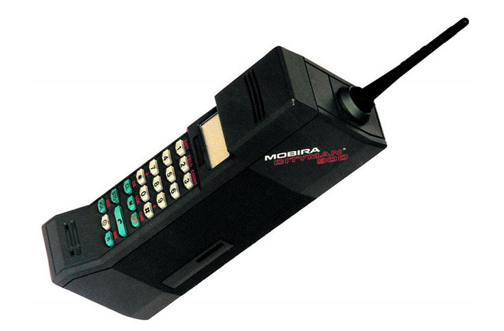 Mobira Cityman 900: Chiếc điện thoại thương hiệu Nokia-Mobira năm 1987 này có mật danh "Gorba" sau khi cựu tổng thống Mikhail Gorbachev (Liên Xô) được bắt gặp sử dụng một chiếc. Điện thoại nặng 790g và có giá 24.000 Mark Phần Lan, tương đương khoảng 9.900 USD ngày nay.