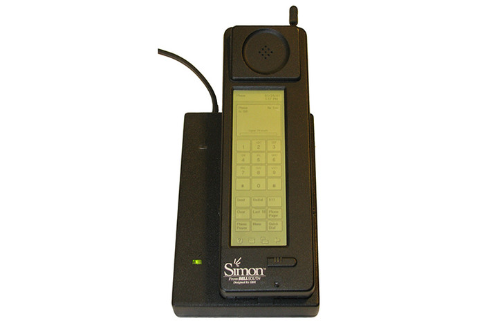 IBM Simon: Phát hành vào năm 1994, IBM Simon được xem là chiếc điện thoại thông minh đầu tiên. Đây là một thiết bị khá hấp dẫn vào thời điểm đó nhờ được trang bị các tính năng cao cấp như màn hình cảm ứng backlit, một modem tốc độ 9600 bit/giây, bộ nhớ 1MB, và hỗ trợ trao đổi email và fax. Để sở hữu một chiếc Simon lúc đó, người dùng hoặc trả 899 USD với hợp đồng nhà mạng 2 năm hoặc không hợp đồng với 1.099 USD - lần lượt tương đương với giá trị hiện nay là 1.436 USD và 1.756 USD.