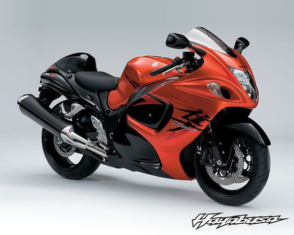 2. Suzuki Hayabusa (397 km/h): Chiếc xe 1340 phân khối này sử dụng động cơ DOHC 4 xi lan, 16 van với hộp số 6 cấp. Công suất cực đại đạt 197 mã lực.