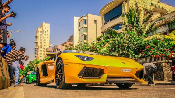 Đây là chiếc Aventador được thiết kế đẹp mắt với nhiều chi tiết được chế tác từ sợi cácbon.