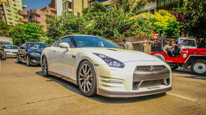 Chiếc Nissan GTR được trang bị động cơ công suất 595 mã lực và thiết kế đậm chất thể thao.