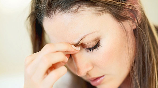 Massage mặt có thể giúp khai thông mũi và giúp thông mũi tạm thời cho chứng đau xoang mũi. Dùng hai ngón trỏ để xoay đều hai góc bên trong của chân mày. Sau khoảng 20 giây, di chuyển hai ngón tay xuống và tiếp tục xoay massage trên hai cạnh sống mũi. Kế tiếp xoay hai ngón tay trên hai xương má. Vỗ nhẹ mặt bạn từ hai bên xương má tới tai và dùng hai đầu ngón tay trỏ để ấn xuống đằng sau hai dái tai.