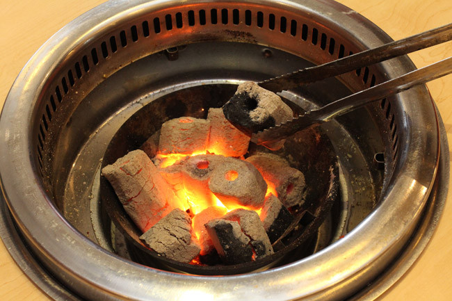 3. Nướng thức ăn bằng than. Khói than là một trong những nguyên nhân gây nguy cơ ung thư đường hô hấp. Chính vì vậy, việc nướng thức ăn bằng than là rất nguy hiểm, bạn có thể thay thế nướng than bằng nướng điện.