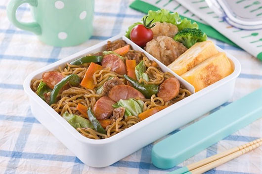 2. Đun nóng hộp nhựa. Trong hộp nhựa có chứa chất gây ung thư, có khả năng nguy hại cho sức khỏe con người. Việc hâm nóng sẽ làm tăng nguy cơ bị ung thư do chất ung thư có thể bị phai và thấm vào thức ăn. Thói quen hâm nóng đồ ăn bằng đồ nhựa phổ biến nhất ở dân văn phòng.
