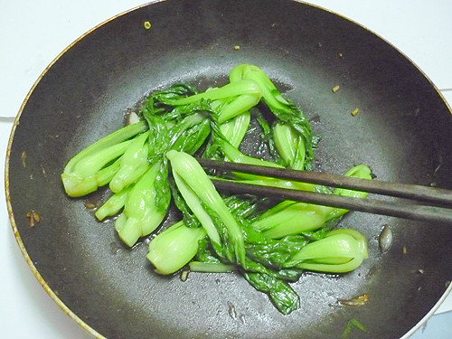 5. Xào thực phẩm. Xào thực phẩm cũng là phương pháp nấu ăn không lành mạnh cũng giống như chiên. Xào thực phẩm làm tăng chất béo bão hòa và cholesterol. Ăn uống thường xuyên thực phẩm chiên, xào không tốt cho sức khỏe.