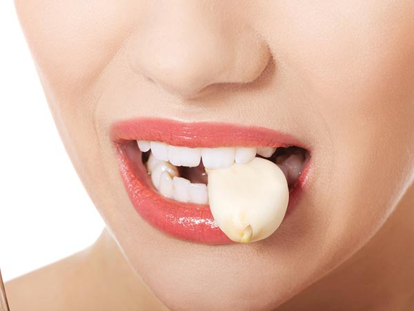 80% người mắc ung thư phổi là những người hút thuốc lá. Theo nghiên cứu này, tỏi là một chất ngăn ngừa ung thư phổi. Nó có hiệu quả đối với cả những người hút thuốc và không hút thuốc. Đối với nhóm hút thuốc, ăn tỏi tươi có thể giúp giảm 30% nguy cơ mắc bệnh.