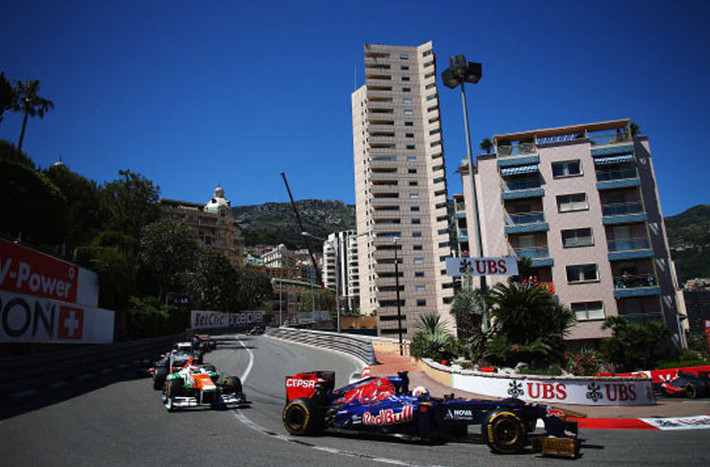 The Formula 1 Monaco Grand Prix, được tổ chức từ năm 1929 là giải đua trên đường phố nhỏ hẹp của Monte Carlo và được xem là giải đua đẹp nhất của tất cả các giải đua. Chặng kết thúc sẽ được hoàn thành trong đường hầm. Đây được xem là một trong những giải khó nhất của đua xe F1.