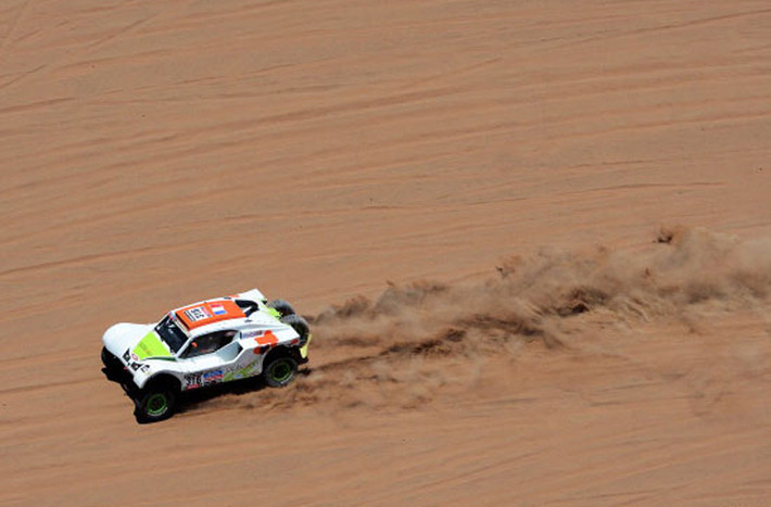 Giải đua Dakar Rally, trước đây là Paris-Dakar Rally là một giải đua của nhiều thể loại xe như xe hơi, xe hai bánh, xe tải và đường đua siêu khó. Ban đầu, giải đua được thiết kế xuất phát Paris và về đích tại Dakar (1978), đích đến dời sang Nam Mỹ vào 2009 sau khi bị gián đoạn năm 2008 do những lo ngại về sự an toàn tại Bắc Phi. Hàng năm, có rất nhiều tay đua tham dự nhưng không thể hoàn thành được đến cuối giải đua.