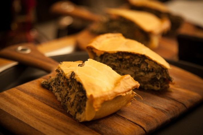 Bánh Lamprey pie (bánh cá chình). Đây là một trong những món bánh xuất hiện trong phim Game of Thrones. Món bánh này được cho là có mùi vị kinh khủng vì có vị tanh của cá chình.