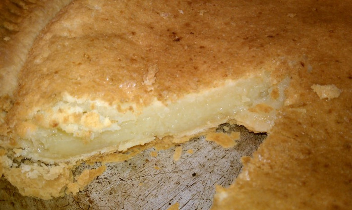 Bánh Pie giấm. Nhìn bề ngoài, chiếc bánh có vẻ trông bắt mắt, ngon miệng, nhưng nếu nếm thử, bạn sẽ cảm nhận vị giấm chua loét khiến bạn chỉ muốn nhổ ngay miếng bánh đi. Đây cũng là lý do vì sao tờ Therichest liệt kê món bánh này vào danh sách những món tráng miệng kinh dị không bao giờ nên ăn.