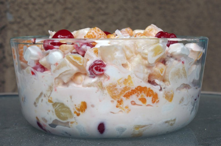 Salad Ambrosia. Mới nhìn món salad này trông có vẻ ngon mắt, tuy nhiên, nếu nếm thử bạn có thể phát ói vì vị kem chua, dứa, bánh pudding, trái quýt và dừa tươi trộn lẫn sặc mùi rượu cồn.