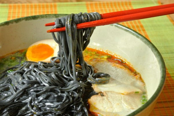 Mỳ than tre. Không chỉ có thành phần than tre, những sợi mì ở đây còn được làm từ đậu đen, một nguyên liệu rất tốt, có vai trò thải độc. Những sợi mì than tre đen ánh được ăn kèm với thịt gà quay.