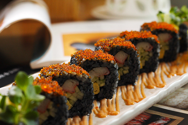 Cơm sushi trộn than tre. Sushi cuộn takesumi với phần cơm nếp được trộn cùng bột than tre tạo nên màu đen bắt mắt. Những miếng sushi được cuộn chắc tay thanh cua, trứng, dưa leo… không hề bị tuột ra ngoài.