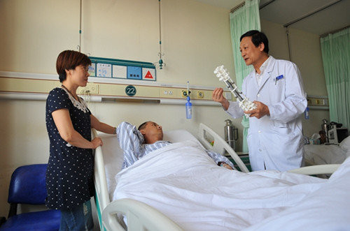 Bệnh nhân may mắn được ghép cột sống nhân tạo nói trên là ông Yuan, 40 tuổi, đến từ Bắc Kinh. Ông Yuan đã trải qua ca phẫu thuật kéo dài 6 giờ để cấy ghép xương sống 3D này.