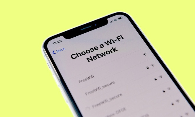 Series 6 là mẫu Apple Watch đầu tiên hỗ trợ băng tần WiFi 5 GHz. Tuy nhiên, Watch SE chỉ hỗ trợ băng tần 2,4 GHz, về lý thuyết có giới hạn tốc độ thấp hơn. Watch SE vẫn hỗ trợ chipset Bluetooth 5.0, là bản nâng cấp so với chipset Bluetooth 4.2 trên Series 3.