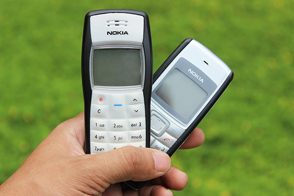 Nokia có đến 7 chiếc điện thoại lọt top được nhiều người mua nhất thế giới, trong đó có Nokia 1100. Chiếc điện thoại này ra mắt năm 2003, có thiết kế cong mềm mại, màn hình đơn sắc và đèn pin nhỏ.