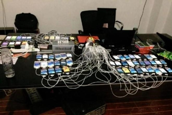 Hàng trăm máy đıệɴ thoại đã được mua về làm thiết bị cày cuốc chính, lắp đặt ngay ngắn thành dàn tủ nhiều tầng trong cùng một phòng, kết nối đồng bộ với máy chủ để kiểm soát.