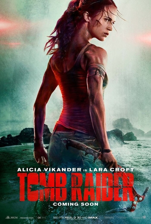 Tom Raider: Thoạt nhìn, cơ thể Alicia Vikander trong hình ảnh này hoàn toàn bình thường tuy nhiên nếu tinh ý một chút bạn sẽ nhận thấy cổ cô diễn viên dài và cong một cách bất thường.